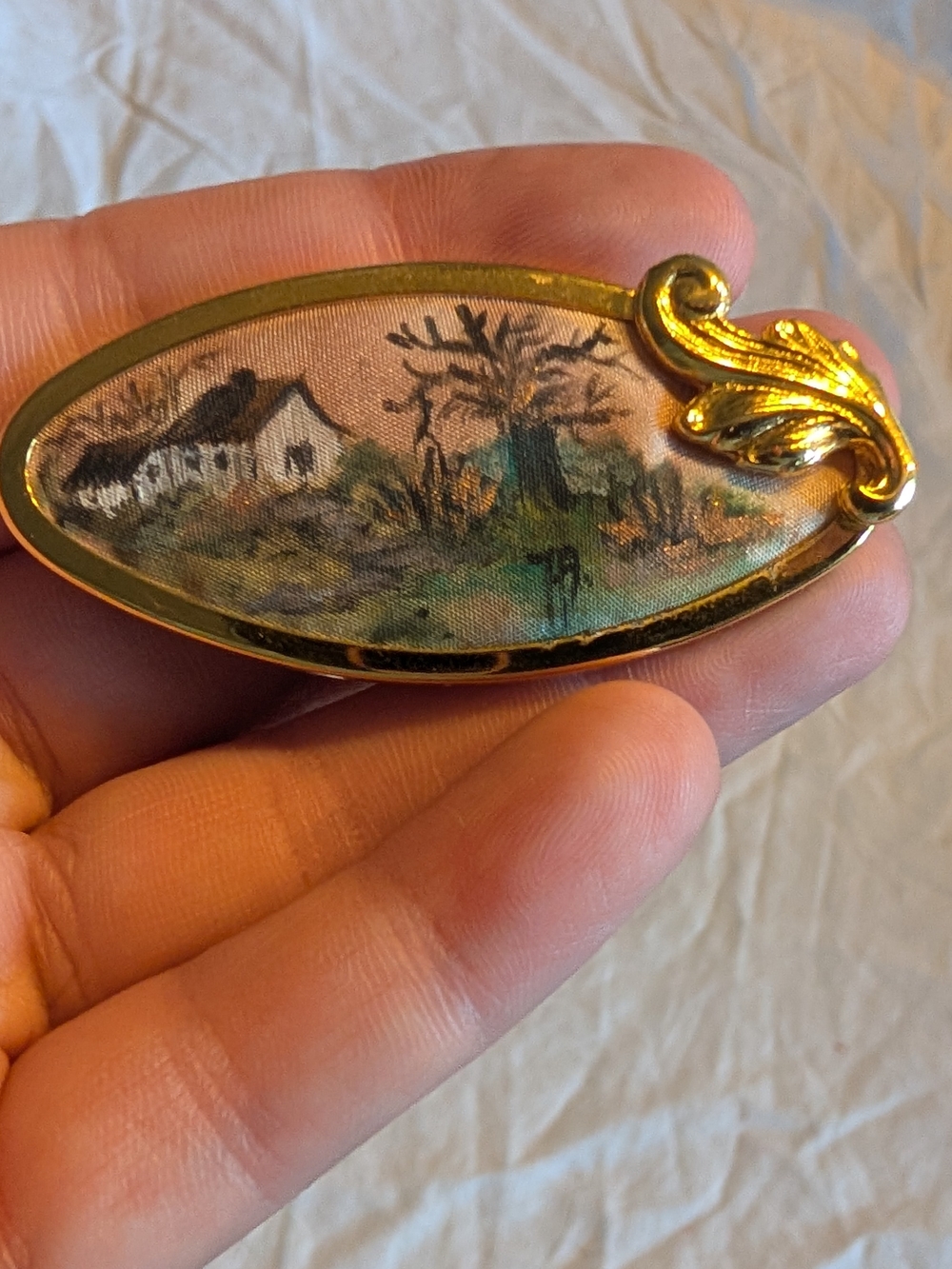2/30$ Vintage Gold-Tone Scenic Brooch with Green and Pink Tones - Picture 2 of 6